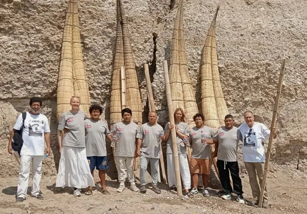 Caballitos de Totora en una exhibición.