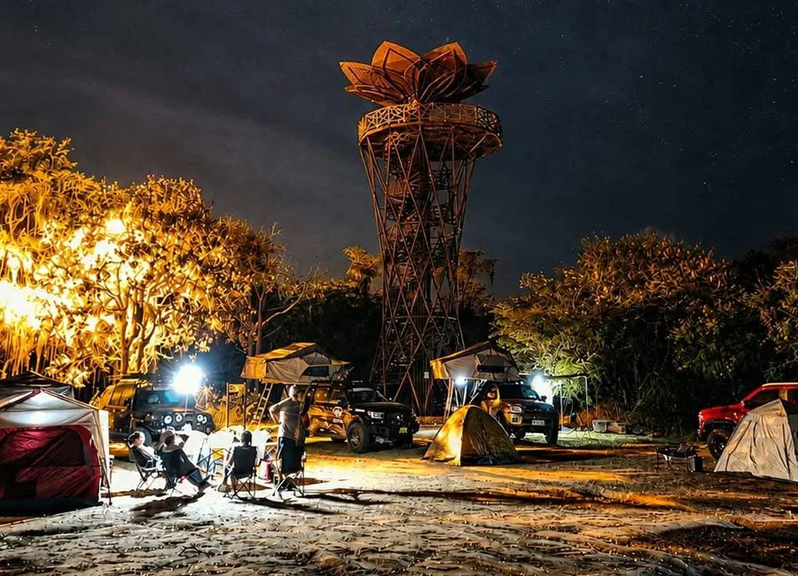 Acampado al anochecer travesía overland
